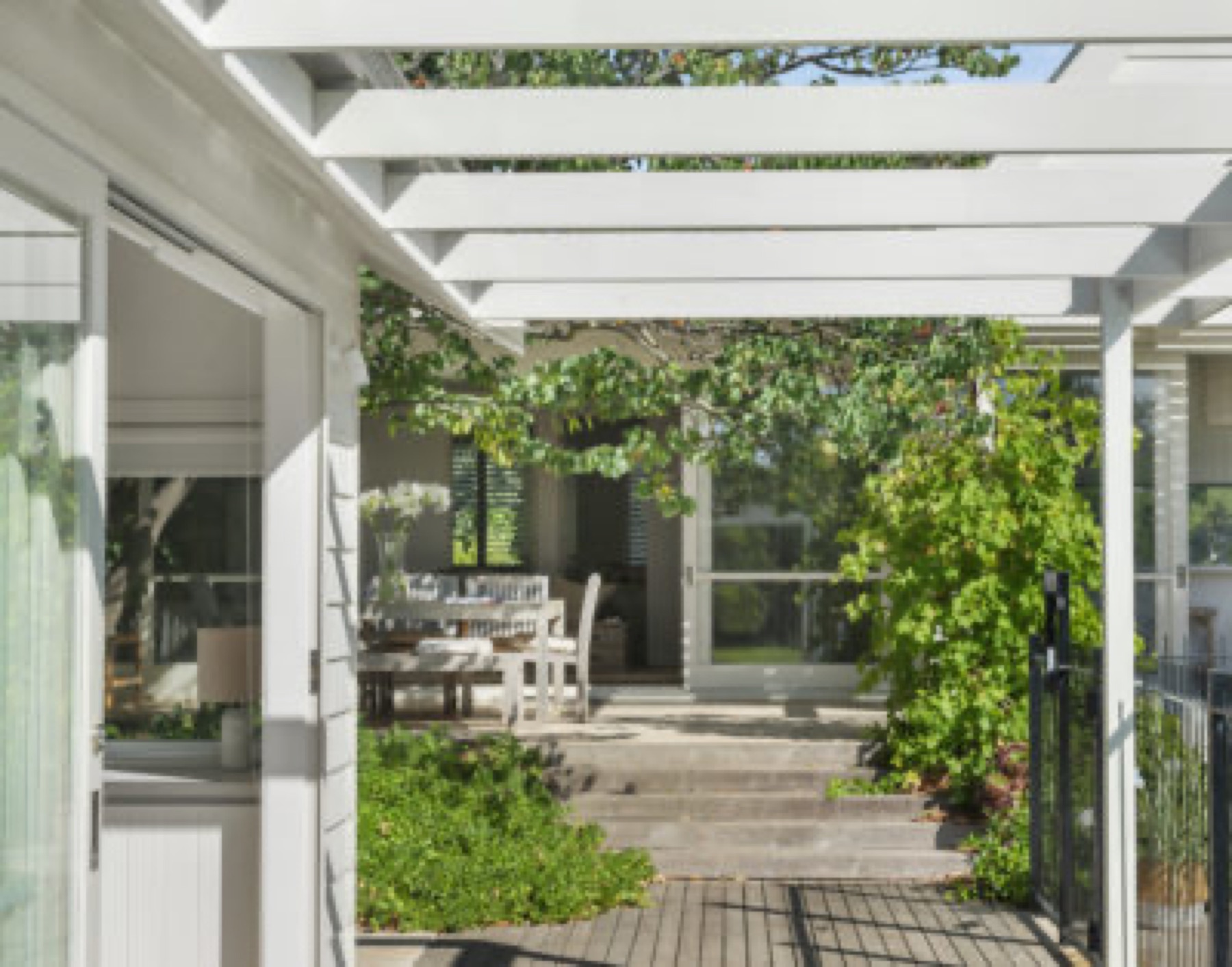 Lightfilled sprawling retreat — main view